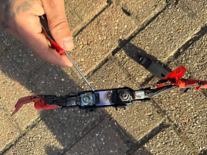 Miniature d'un fusible sorti lors d'un dépannage 12V sur camping-car