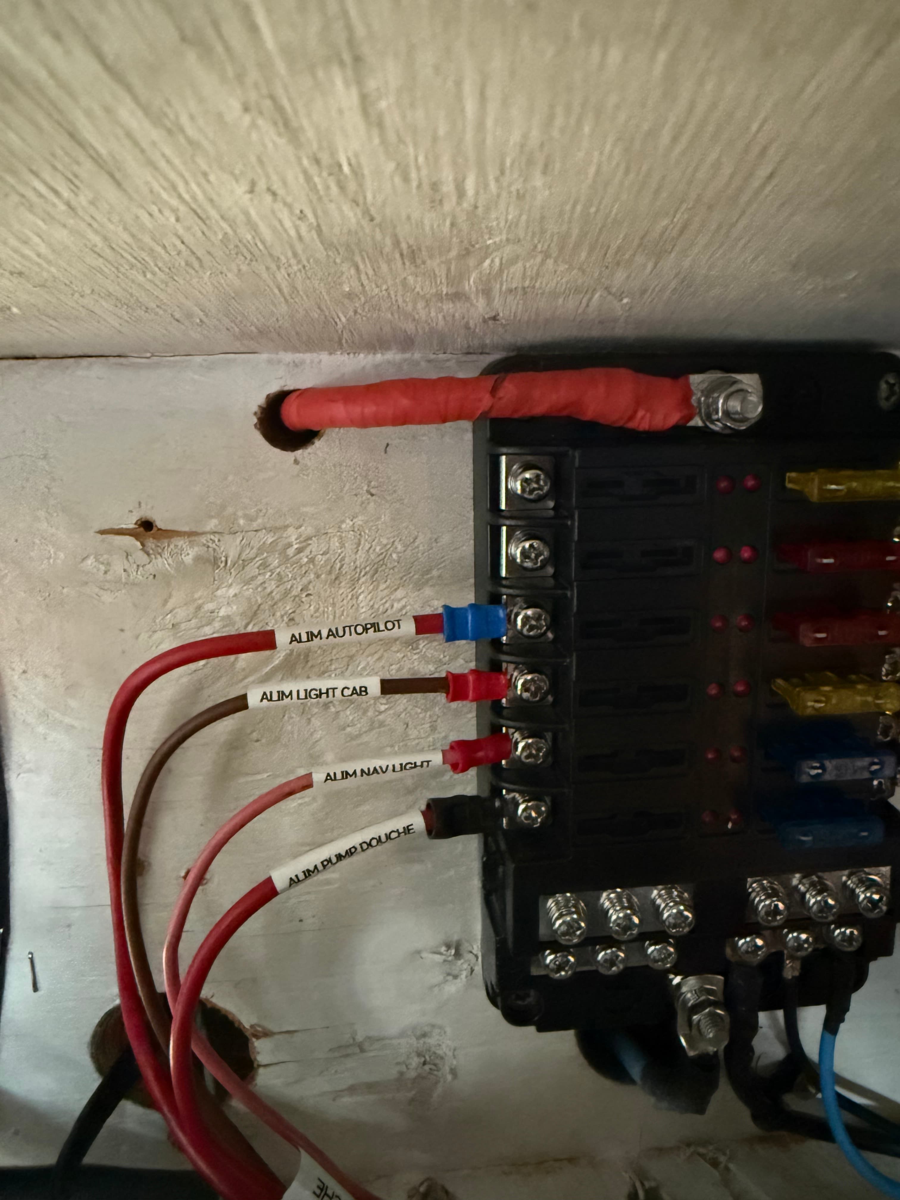 Bloc fusibles repéré après sécurisation